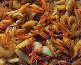 Gambar langkah 5 resipi Udang Kertas Goreng Kunyit 🍤🥗.