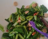 Foto langkah ke 4 dari resep Tumis Sawi Hijau Sosis.