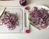 Paradicsom saláta lilahagymával recept fázis 2 fotója