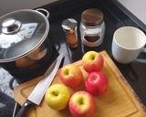 Foto del paso 1 de la receta: Mermelada de manzana y canela con un toque de whisky y pasas