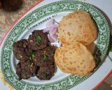 A picture of step 7 of Kachay qeemay k kabab with puri.