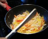 Foto del paso 2 de la receta Pasta de arroz con verduras y pollo