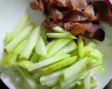 รูปขั้นตอนการทำที่ 1 ของ เห็ดหูหนูผัดฟักแม้วใส่ไข่ | Stir-Fried Wood Ear Mushrooms with Chayote and Egg