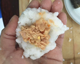 Foto del paso 2 de la receta: Onigiri de atún express 🍙 (fácil y rápido)