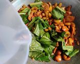 Foto langkah ke 6 dari resep Tumis Makaroni Sosis.