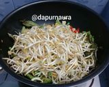 Foto langkah ke 5 dari resep Oseng Kecambah Tahu Tanggal Tua.