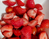 Foto del paso 1 de la receta: Ensalada de espárragos verdes con salmón y fresas