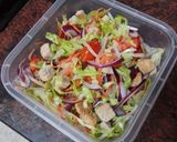 Foto del paso 4 de la receta: Tupper de ensalada con banderilla de pavo, mozzarella y pera