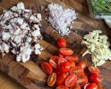 A picture of step 2 of Light Tomato Pasta w/Octopus.