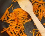 Hình bước làm 2 của món Cà rốt và enoki Xào Shirodashi (Carrot and enoki Stir-fry with Shirodashi)