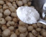 A picture of step 2 of Masala makhana.
