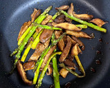 Foto del paso 2 de la receta: Spaguetti con shiitake y trigueros al curry, soja y vinagre de Jerez