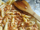 Macarrones con salsa de tomate natural, ajo y salmón ahumado