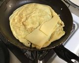 Foto del paso 2 de la receta: Omelette de tocino y pimientos bañada con salsa verde con habanero