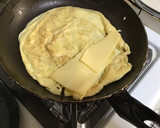 Foto del paso 2 de la receta: Omelette de tocino y pimientos bañada con salsa verde con habanero