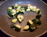 Foto del paso 2 de la receta: Salteado de alubias y calabacín