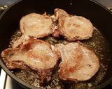 Foto del paso 2 de la receta: Costilletas de cerdo en salsa con cebolla y ciruelas