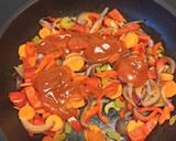 Foto del paso 2 de la receta: Pasta con pimiento rojo, cebolla, zanahorias y apio