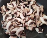 Фото кроку 2 до Мясо по-французски с курицей и грибами.