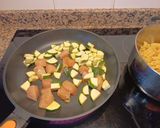 Foto del paso 2 de la receta: Pasta con pollo, calabacín y tomate