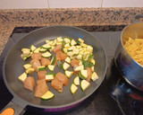 Foto del paso 2 de la receta: Pasta con pollo, calabacín y tomate