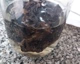 Foto del paso 4 de la receta: Bacallà cuinat a baixa temperatura sobre un llit de sofregit amb pols de vegetals,faves caramel·litzades salsa de bolets