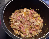 Foto del paso 3 de la receta: Sopa de setas con jamón y huevo