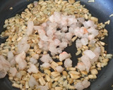 Foto del paso 2 de la receta: Champiñones rellenos de gambas y queso gorgonzola