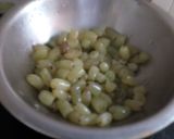 A picture of step 1 of Khatti meethi angur chutney (grapes).