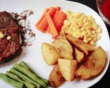 Foto langkah ke 6 dari resep Steak wagyu with potato wedges and barbeque sous.