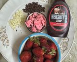 A picture of step 1 of London strawberry chocolate dessert.
