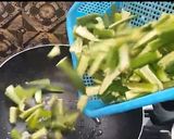A picture of step 1 of Punjabi style bhindi masala.