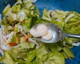 Hình bước làm 5 của món Salad gà chua ngọt kiểu riêng của Loan