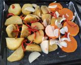Foto del paso 3 de la receta: Pollo al horno con papas y batatas y coreanitos