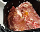 Foto del paso 3 de la receta: Chuletas de cerdo con pimientos en freidora de aire
