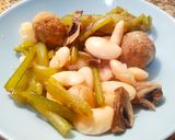 Foto del paso 6 de la receta: Judías blancas de bote con papada, borraja, setas y huevos tontos