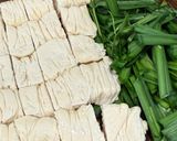 Hình bước làm 2 của món Cơm nhà với cari heo chiên xù, canh lá hẹ đậu hũ ky thịt băm, xoài dưa trộn chua ngọt