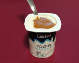 Foto del paso 2 de la receta: Yogurt natural con crema de cacahuete