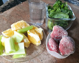 Foto del paso 1 de la receta: Licuado de espinacas, fresas, naranja y apio