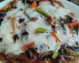 Foto del paso 7 de la receta: Pizza de champiñones y pimientos con masa de zanahoria y coliflor🍕🧀🍳🥕🍄‍🟫🫑