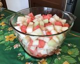 Une image de l'étape 9 de Salade de pastèque et melon vert au jus de cerises.