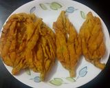 A picture of step 3 of Spring onion fried leaf.