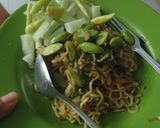 Foto langkah ke 11 dari resep Indomie Goreng Pete Acar Timun Lombok Ijo Praktis.