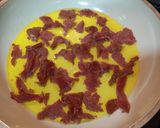 صورة لخطوة 2 من وصفة قرص بيض بالبسطرمه 🍳🥓