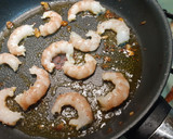 Foto del paso 4 de la receta: Hojaldrada con verduras con queso y gambones