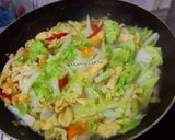 Foto langkah ke 3 dari resep Tumis sawi putih telur.