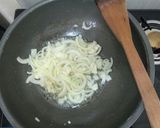 Foto langkah ke 2 dari resep Tumis Ayam, Sosis, Jamur Kancing.