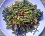 Foto langkah ke 1 dari resep Tumis Brambang Asem Kangkung Pedas.