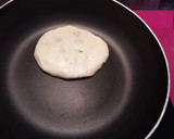 Foto del paso 5 de la receta: Tortitas de maíz rellenas de espinacas(pupusas)