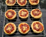 Foto langkah ke 6 dari resep Mini Pizza.
